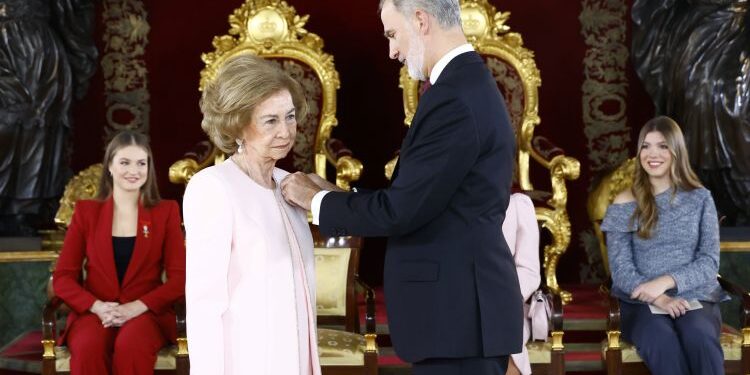 El Rey impone la Orden del Toisón de Oro a la Reina Sofía, Felipe González, Herrero de Miñón y Roca i Junyent
