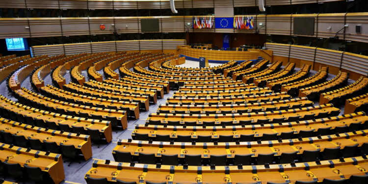 El Parlamento pide a la UE que asuma más responsabilidad por la seguridad europea y que apoye la paz en Ucrania