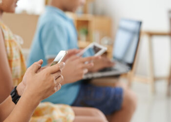 Los eurodiputados proponen fijar en 16 años la edad mínima para acceder a las redes sociales y piden medidas más estrictas para proteger a los menores