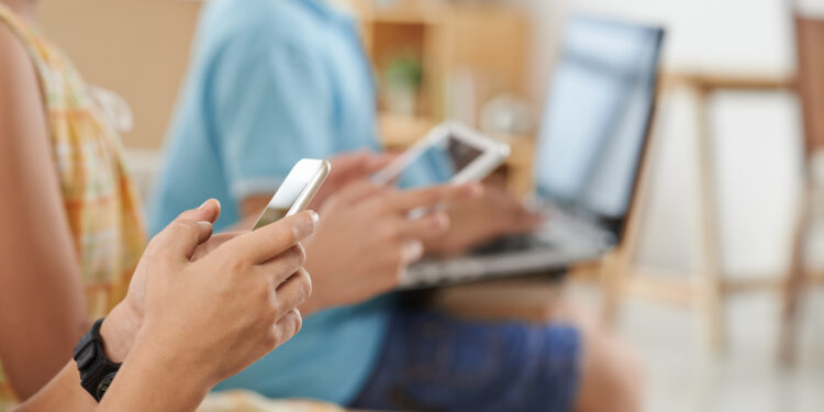 Los eurodiputados proponen fijar en 16 años la edad mínima para acceder a las redes sociales y piden medidas más estrictas para proteger a los menores