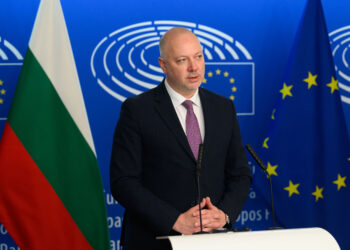 El Parlamento de Bulgaria aprueba la salida del gobierno de Zhelyazkov tras acusaciones de corrupción