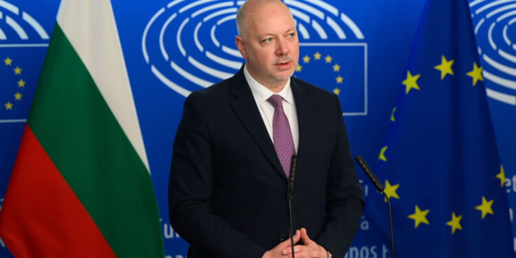 El Parlamento de Bulgaria aprueba la salida del gobierno de Zhelyazkov tras acusaciones de corrupción