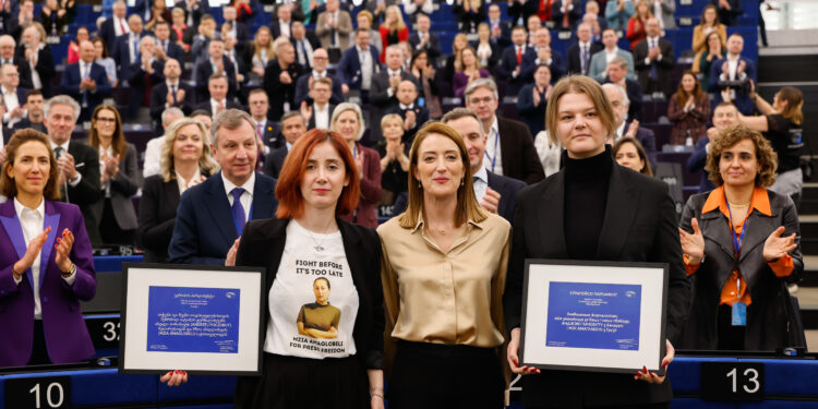 El Parlamento otorga el Premio Sájarov 2025 a los periodistas encarcelados Andrzej Poczobut y Mzia Amaglobeli por su lucha por la libertad de expresión