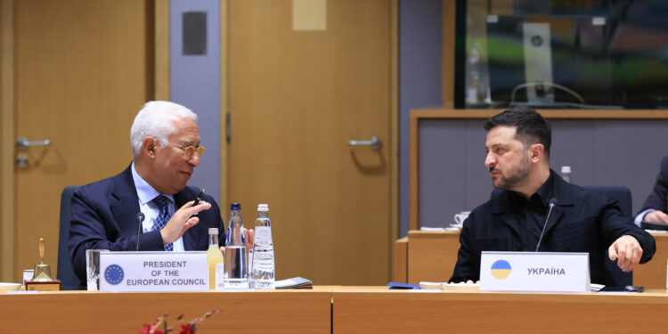 La UE acuerda un préstamo de 90.000 millones para Ucrania y se compromete a seguir estudiando el uso de los activos rusos congelados