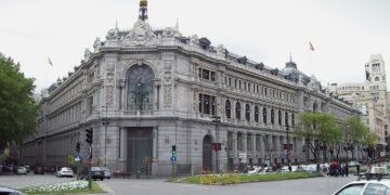 El Banco de España eleva de forma notable la previsión del PIB pero alerta de ajustes fiscales a partir de 2027