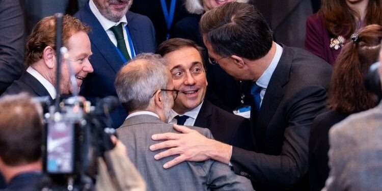 Albares advierte ante la OTAN, tras las últimas amenazas de Putin, de que “la agresión no puede tener premio”