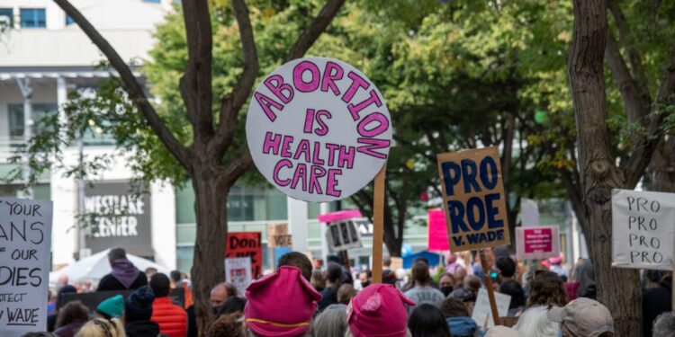 El Parlamento vota a favor de un mecanismo europeo de apoyo al acceso al aborto