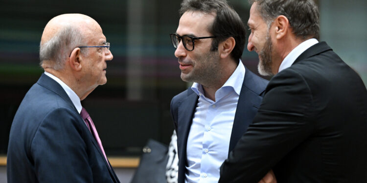 Cuerpo subraya la unidad del Gobierno y defiende que las opciones para el SMI son «equivalentes»