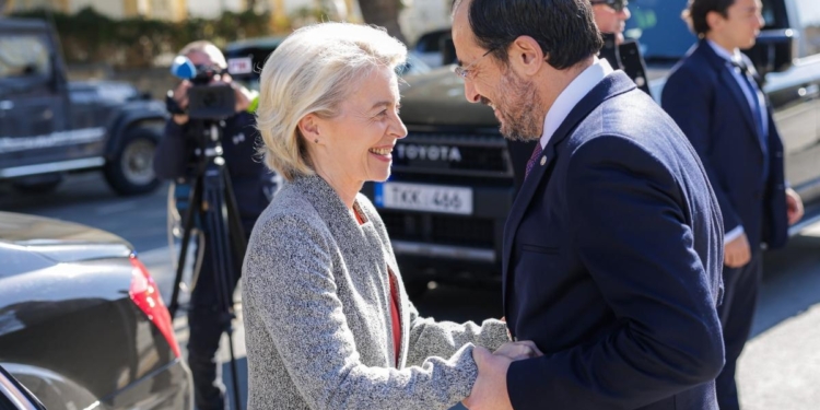 Von der Leyen llama a reforzar la cooperación y el liderazgo de la UE durante la visita del Colegio de Comisarios a Chipre