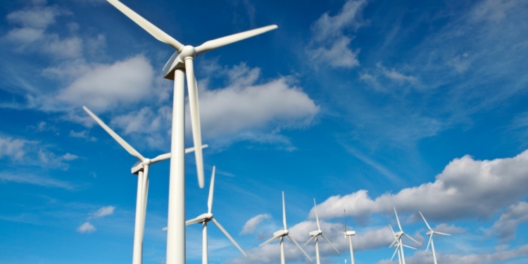 Casi el 50 % de la electricidad de la UE provenía de energías renovables en 2024