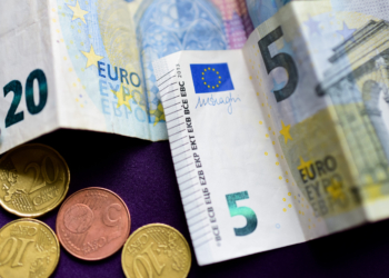 El déficit público desestacionalizado se sitúa en el 3,2 % del PIB en la zona del euro y la UE