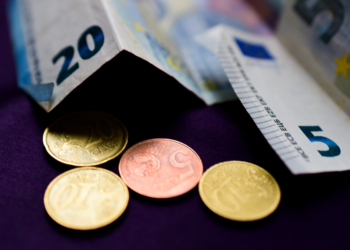 La tasa de ahorro de los hogares desciende al 15,1 % en la eurozona