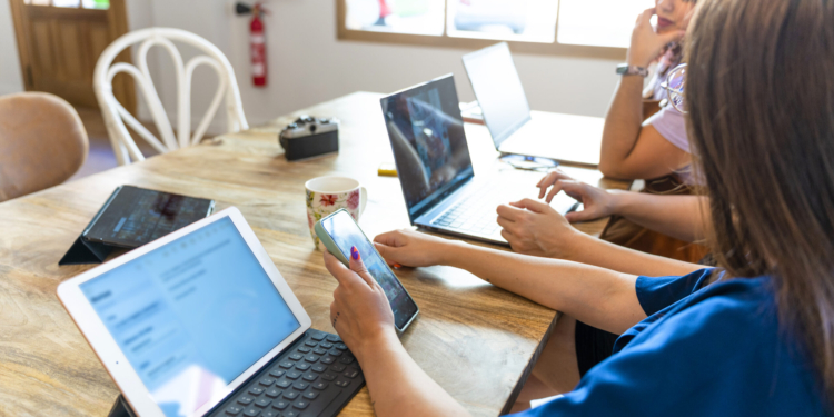 Bruselas investiga los sistemas de recomendación de Grok y X en virtud de la Ley de Servicios Digitales