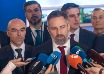 Abascal denuncia en Bruselas la «situación agónica» provocada por la «invasión migratoria» promovida por el Gobierno español