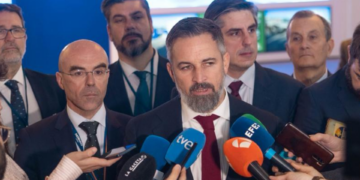 Abascal denuncia en Bruselas la «situación agónica» provocada por la «invasión migratoria» promovida por el Gobierno español