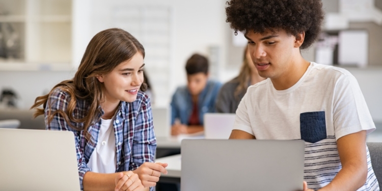 El 64 % de los jóvenes de 16 a 24 años utilizaron IA en 2025