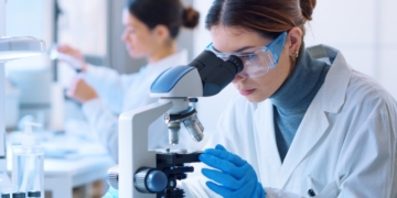 El 40,5 % de científicos e ingenieros en la UE en 2024 eran mujeres