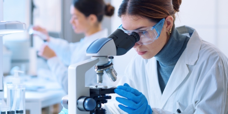 El 40,5 % de científicos e ingenieros en la UE en 2024 eran mujeres