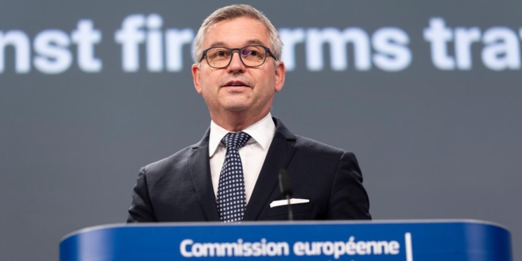 La UE impulsa una nueva directiva para combatir el tráfico ilícito de armas