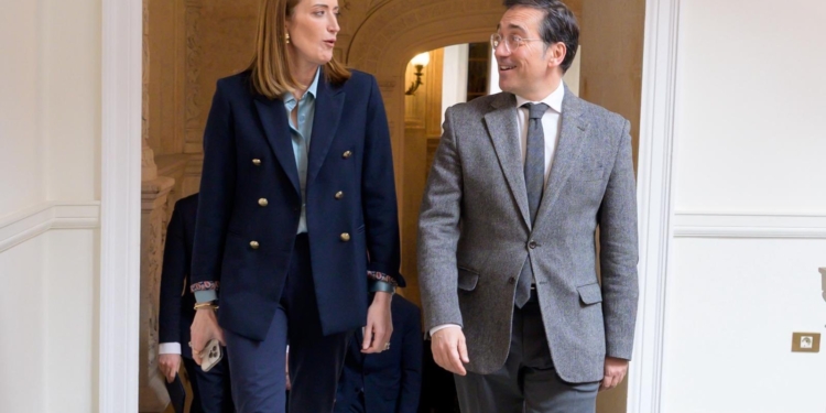 Albares y Metsola vuelven a abordar la legalidad del catalán, el euskera y el gallego en la UE