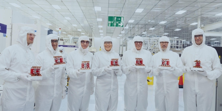 La UE inaugura la instalación NanoIC para impulsar la soberanía europea en semiconductores