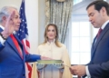 El nuevo embajador de EEUU en España, Benjamín León, jura su cargo ante Marco Rubio,