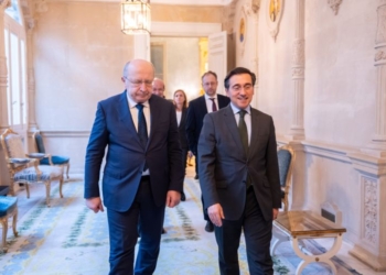 Albares asegura a Kubilius que “España tiene voluntad política” para avanzar hacia la defensa común europea