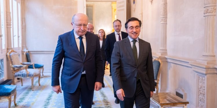 Albares asegura a Kubilius que “España tiene voluntad política” para avanzar hacia la defensa común europea