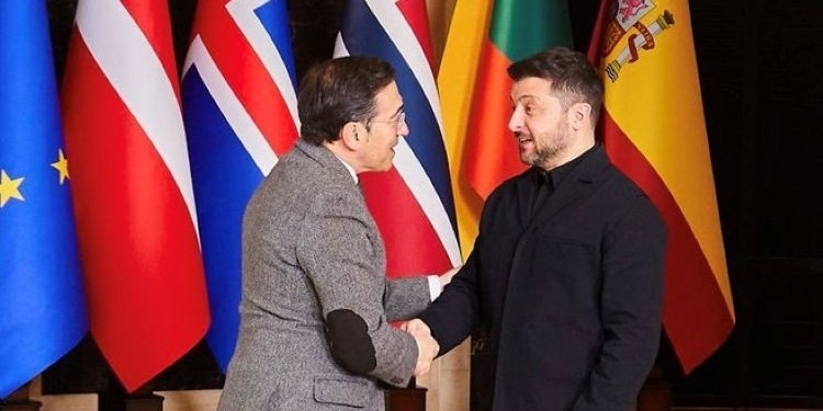 Albares traslada a Zelenski y Sybiha en Kyiv “el apoyo y la solidaridad” de España hacia Ucrania en el cuarto aniversario de la invasión