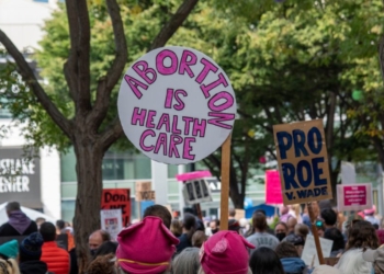 Bruselas apoya la iniciativa ciudadana por un aborto seguro y gratuito pero no propone un nuevo mecanismo financiero