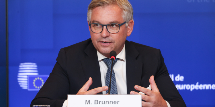 El comisario de Migración visita Montenegro y Albania para reforzar la cooperación en seguridad fronteriza