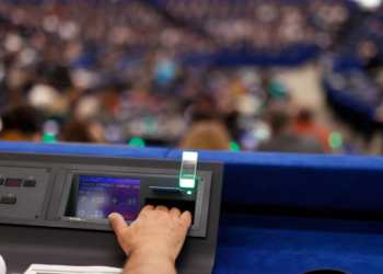 La Eurocámara exige transparencia y remuneración justa en el uso de obras protegidas por derechos de autor por IA