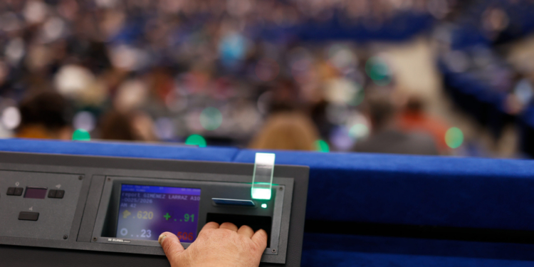 La Eurocámara exige transparencia y remuneración justa en el uso de obras protegidas por derechos de autor por IA