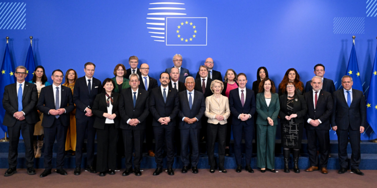 La Cumbre Social Tripartita analiza brechas de inversión y dependencia estratégica