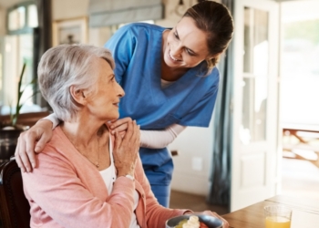 El 8,5 % de la población de la UE vive en hogares con necesidades de atención de larga duración
