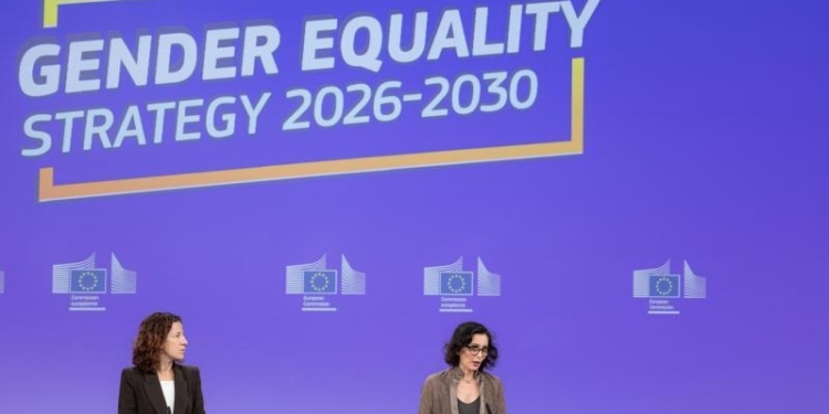 Bruselas presenta su estrategia de igualdad de género 2026-2030 con medidas contra la ciberviolencia que afecta a mujeres y niñas