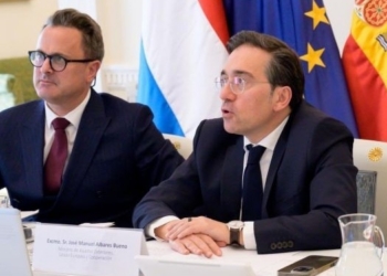 Albares expresa su “total solidaridad” con los países del Golfo y su “más firme condena” a los ataques de Irán