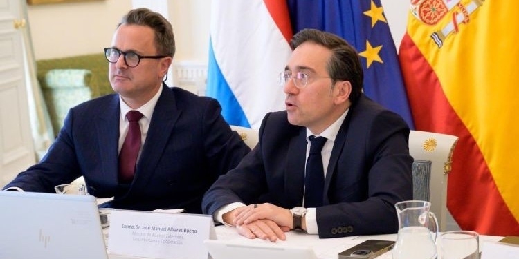 Albares expresa su “total solidaridad” con los países del Golfo y su “más firme condena” a los ataques de Irán