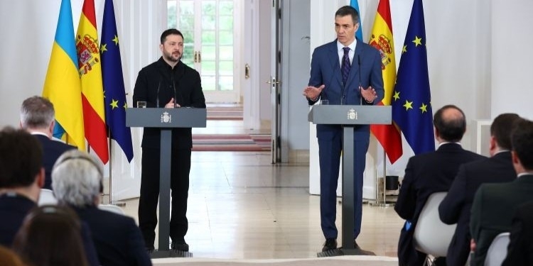 Sánchez anuncia a Zelenski una nueva ayuda militar de mil millones de euros en 2026, una buena parte a través del instrumento europeo SAFE