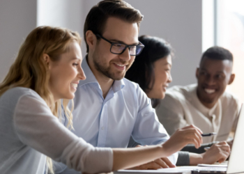 La educación superior reduce la brecha de género en el empleo