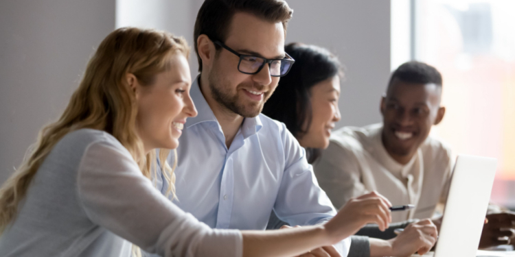 La educación superior reduce la brecha de género en el empleo