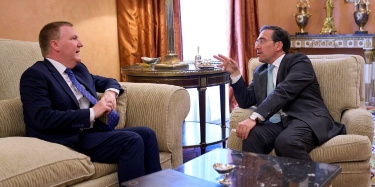 Albares advierte al comisario McGrath de que la UE debe ser “firme” en la defensa del derecho internacional