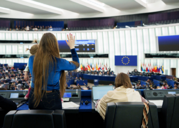 El PE aprueba el voto delegado para las diputadas durante el embarazo y tras el parto