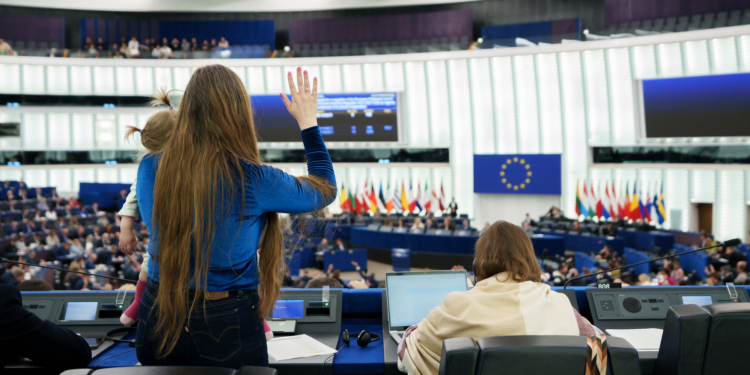 El PE aprueba el voto delegado para las diputadas durante el embarazo y tras el parto