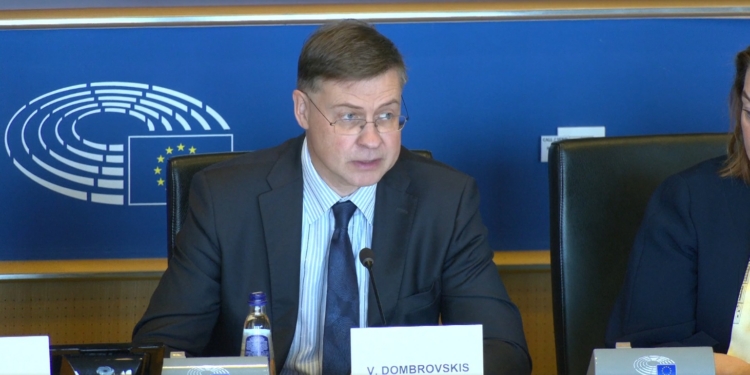 Dombrovskis asegura que Bruselas trabaja con los Estados miembros para limitar el efecto de los precios de la energía