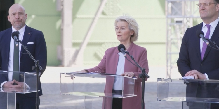 Von der Leyen llama a reforzar la defensa europea para hacer frente a la presión externa y el “chantaje militar directo”