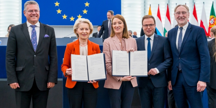La Comisión y el Parlamento Europeo firman el Acuerdo Marco revisado para fomentar una colaboración más estrecha entre ambas instituciones