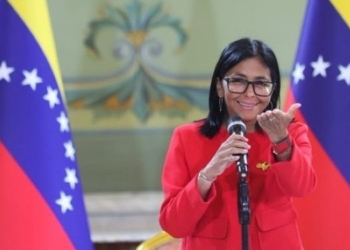 La Eurocámara pide que se mantengan las sanciones a Delcy Rodríguez pese a su invitación a la Cumbre Iberoamericana de Madrid