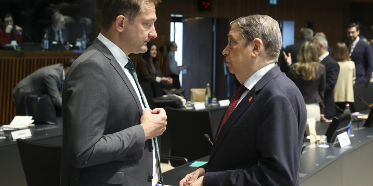 Planas insta a Bruselas a presentar “cuanto antes” un plan para garantizar el abastecimiento de fertilizantes