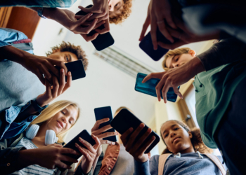 El 89 % de los jóvenes de entre 16 y 29 años de la UE utilizaban redes sociales en 2025